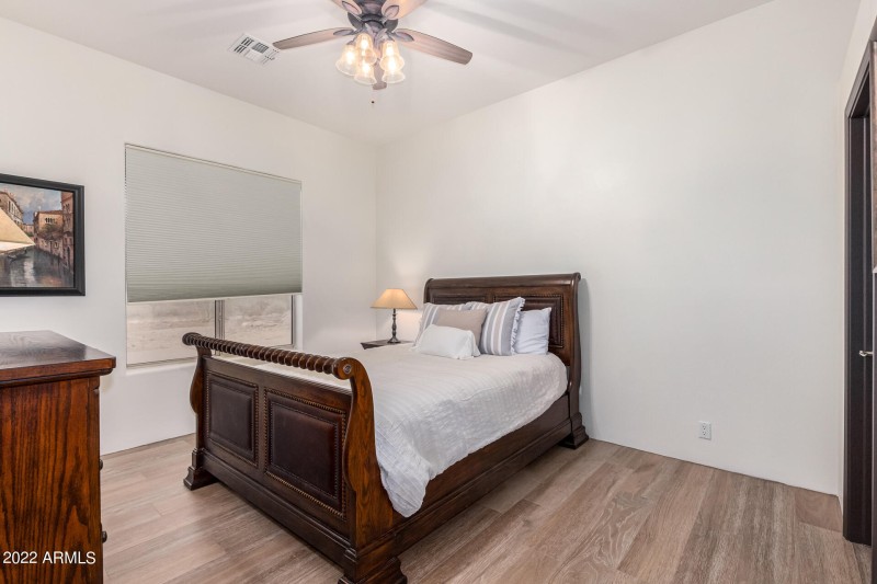 0023-23 - Red Dog 5872