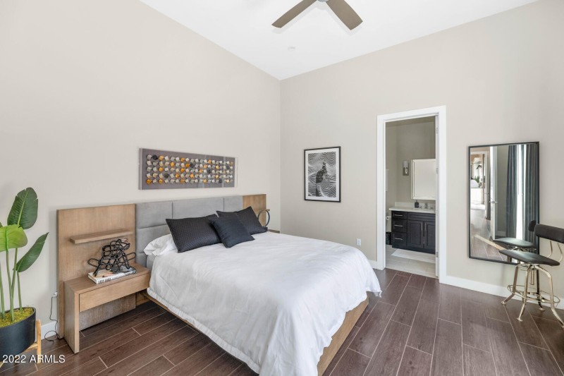 10195 E Cactus Rd-large-024-025-10195 E