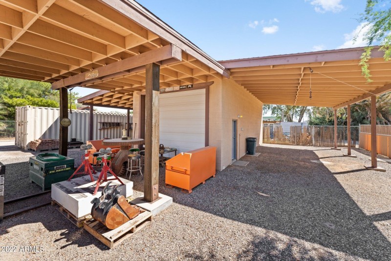 Carport/Detached Garage