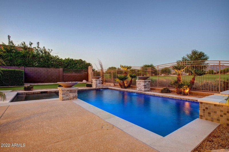 88_19823_N_83rd_Pl__88_mls