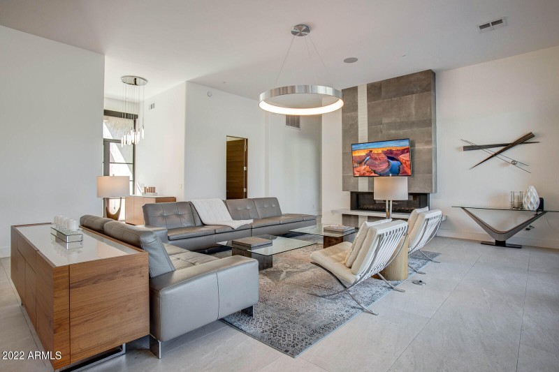 11_19823_N_83rd_Pl__12_mls