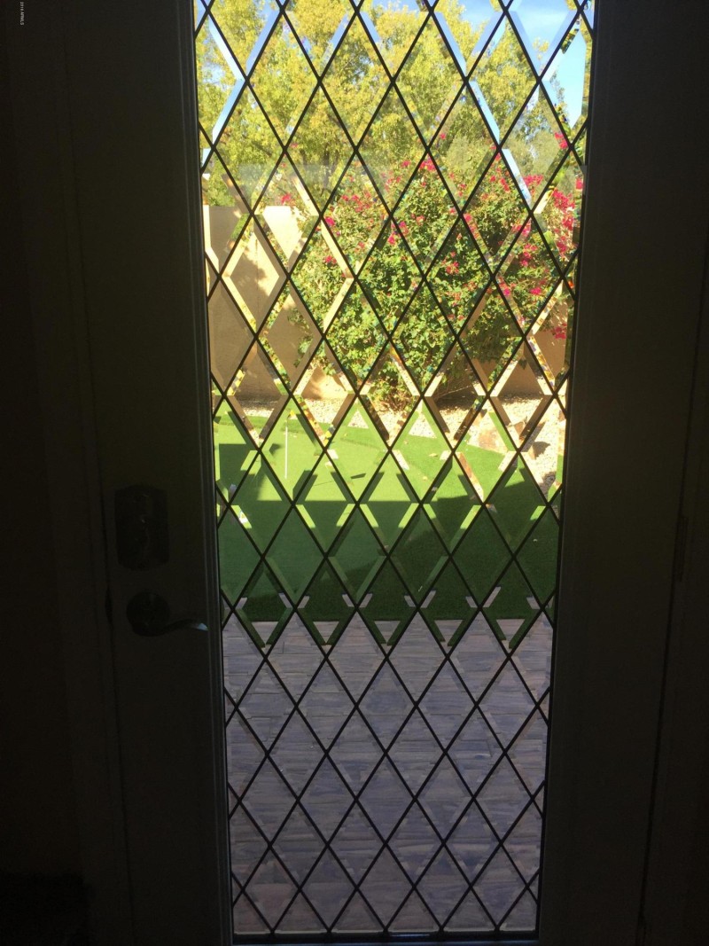 LIVING ROOM BACK DOOR TO PUTTING GREEN