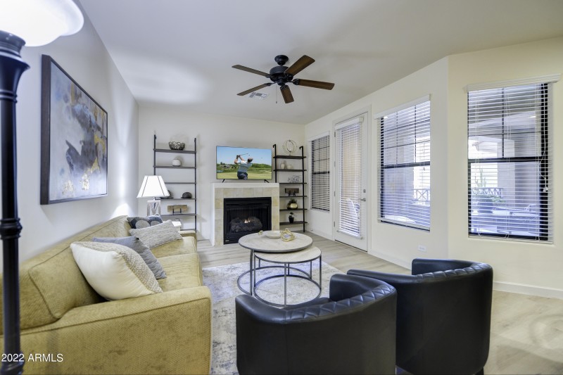 Living w/Gas Fireplace