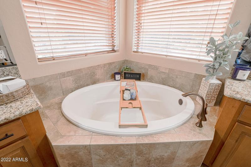 Upstairs Owners Bath (2)