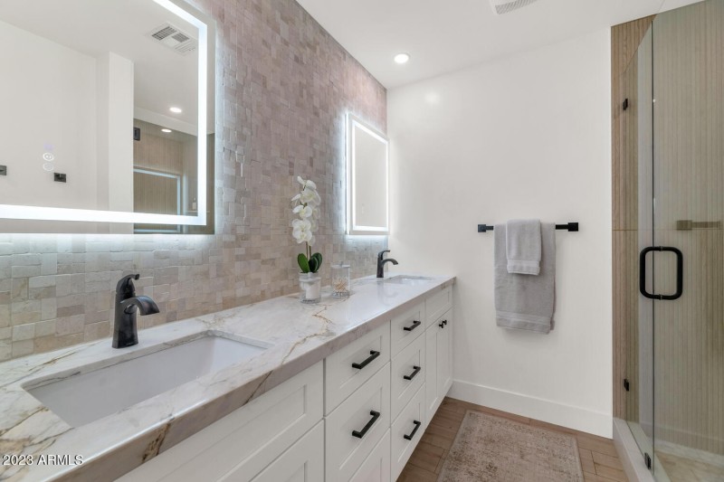 5311 N Woodmere Fairway-large-020-038-53