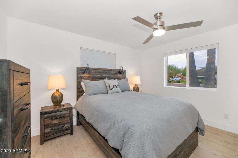 5311 N Woodmere Fairway-large-022-035-53