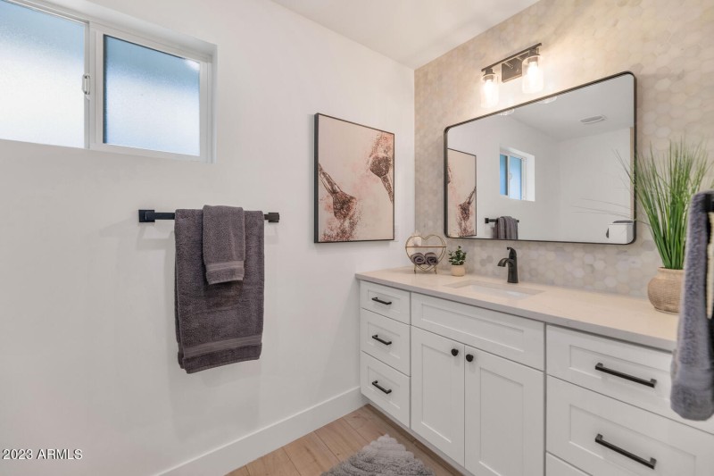 5311 N Woodmere Fairway-large-023-037-53