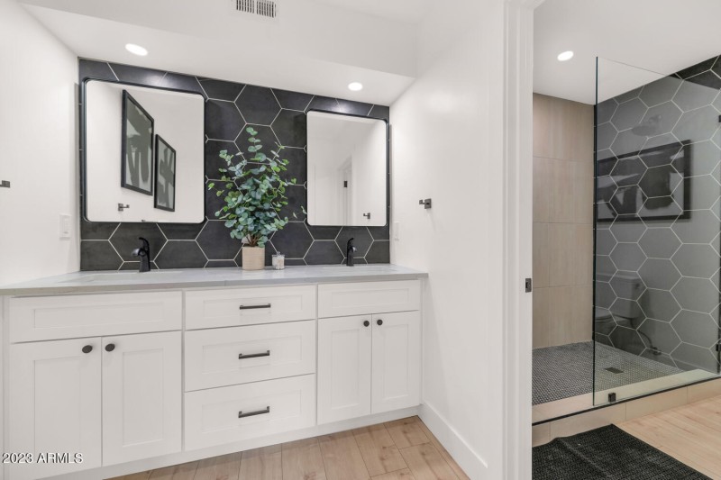 5311 N Woodmere Fairway-large-027-034-53