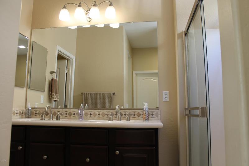 EN SUITE MASTER BATH