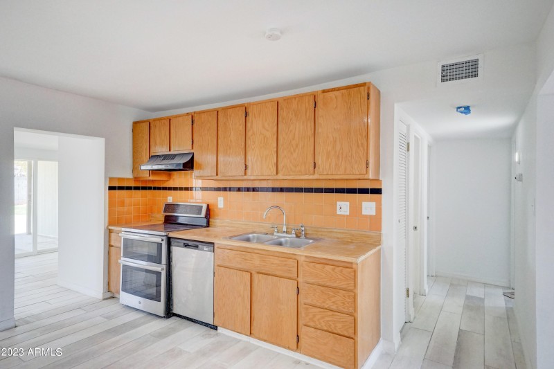 2148 W Hazelwood-6