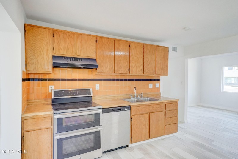 2148 W Hazelwood-7