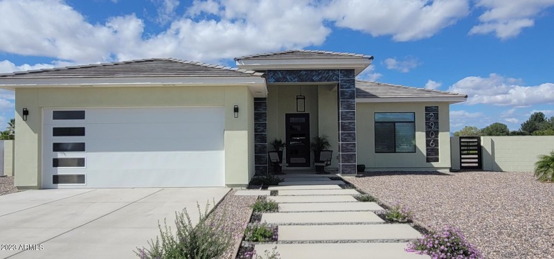 2906 Acacia front yard