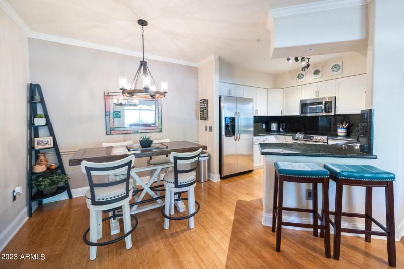 eat in kitchen area, breakfast bar