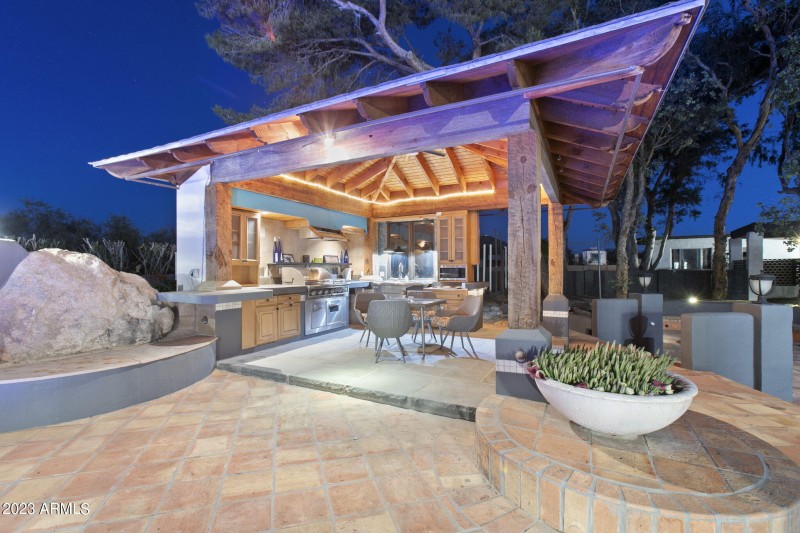Outdoor Kitchen