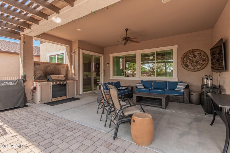 37 - Covered patio