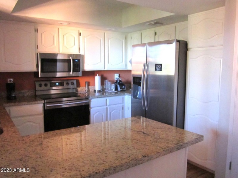 5 402 WELL STOCKED KITCHEN