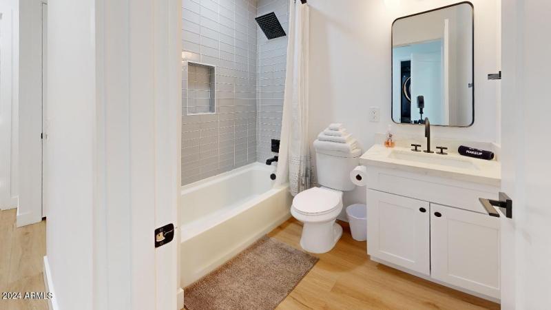 5215-E-Cambridge-Ave-Bathroom(3)