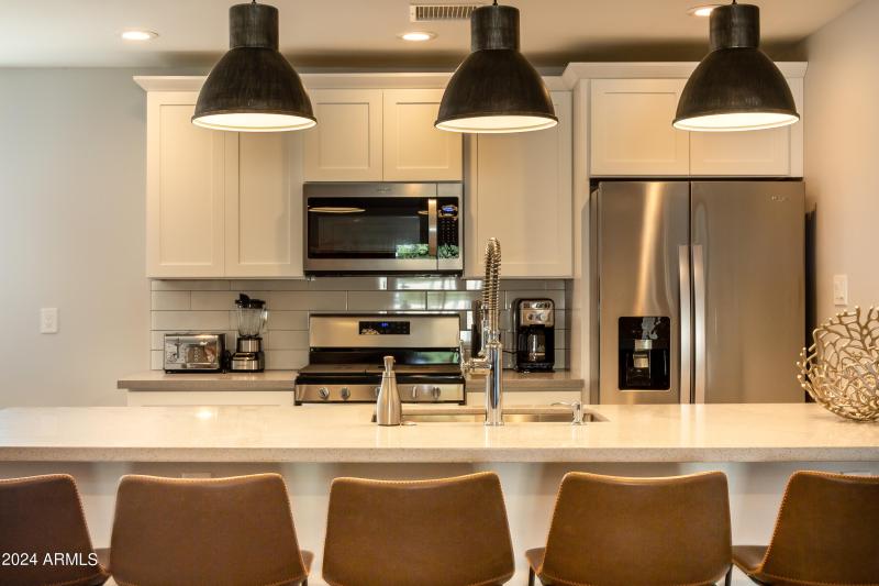 Kitchen-Breakfast-Bar-and-Stainless-Appl