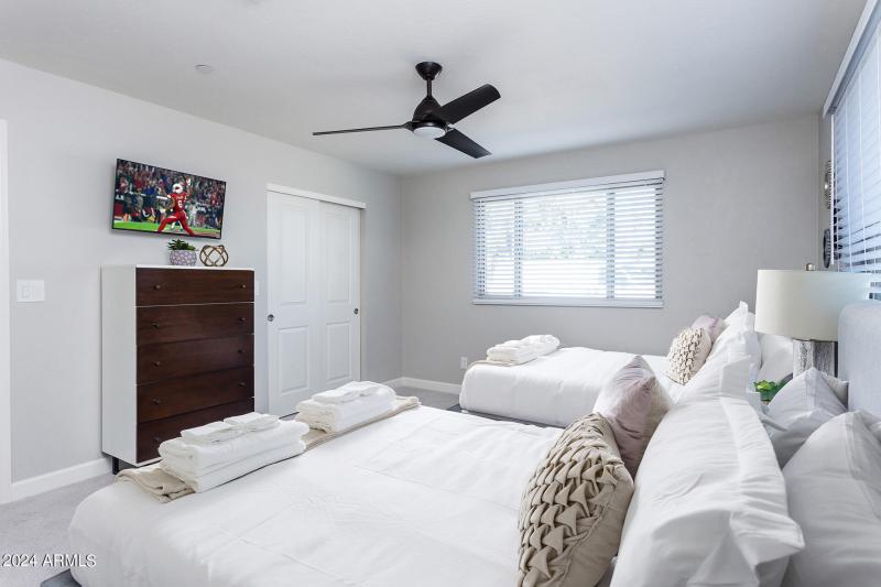 Bedroom-With-2-Beds-and-TV