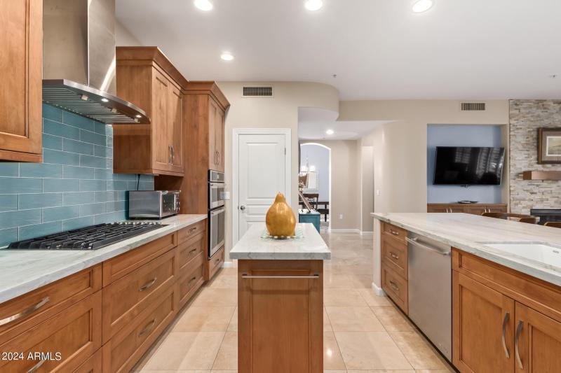 Kitchen w/ Pantry & Moveable Island