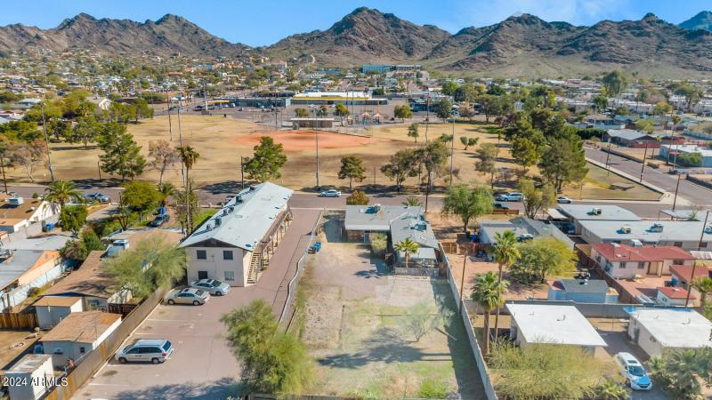 8916 North 11th St-large-003-001-8916 N