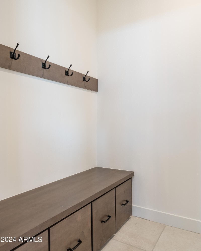 027_Modern Mud Room