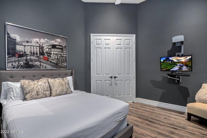 Guest Room 1 with Queen