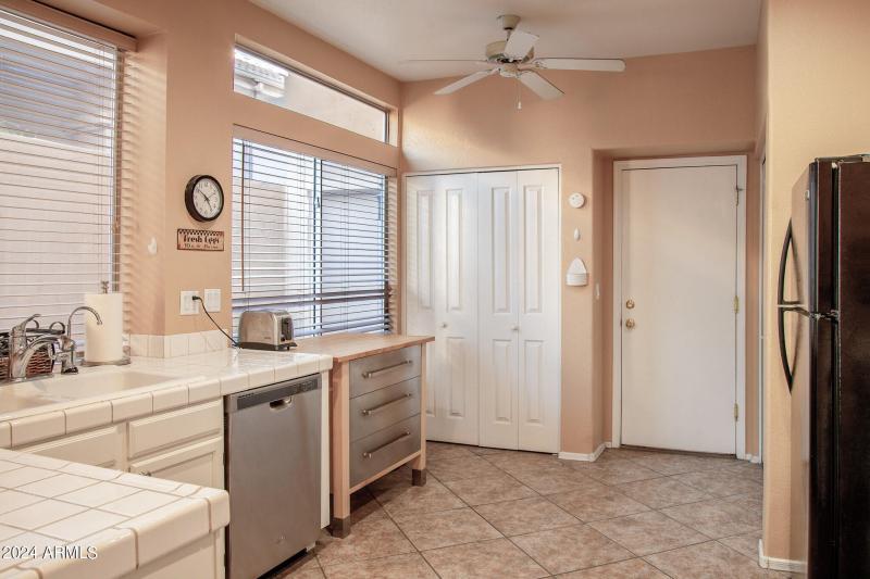 1136 East Hiddenview Dr-11