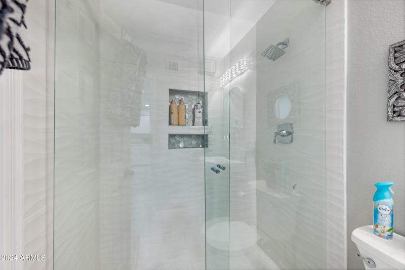 18-1717EUHD1052-ocupix 3-8