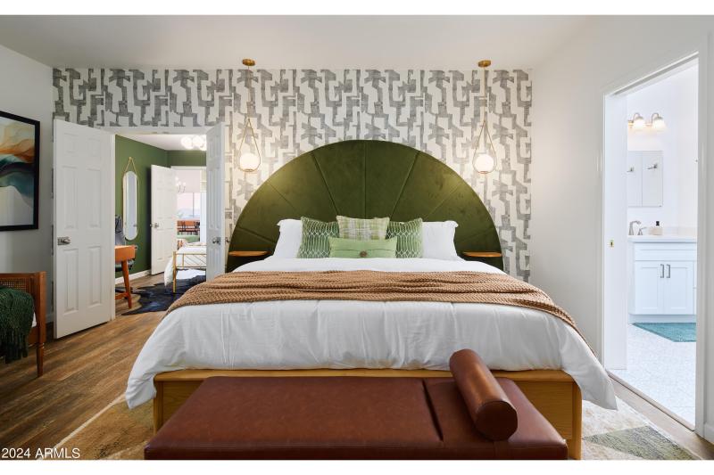 Large Master Bedroom 1 of 1