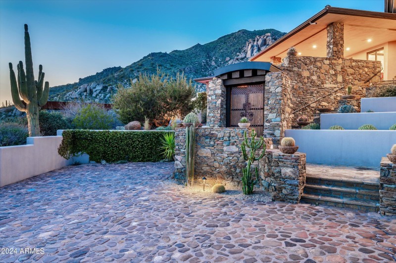 cobbled stone driveway