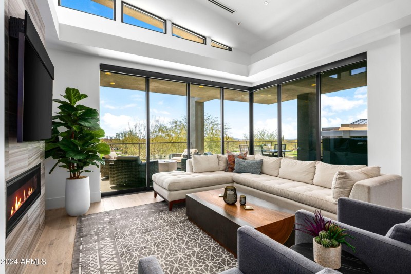 17-web-or-mls-Living Room Views