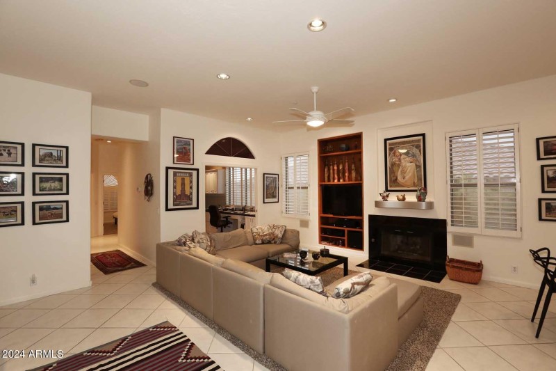 Family Room (002)