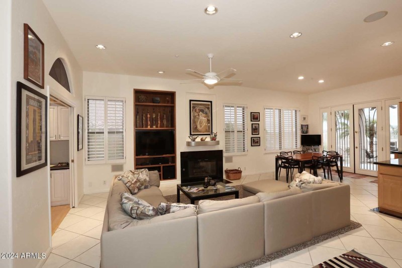 Family Room-Kitchen (002)