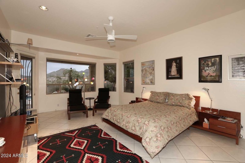 Primary Bedroom (002)