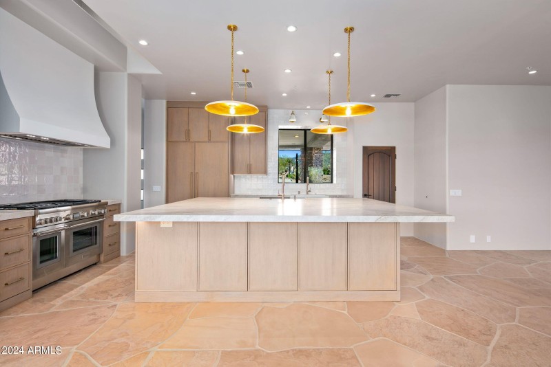 22-web-or-mls-Kitchen Island