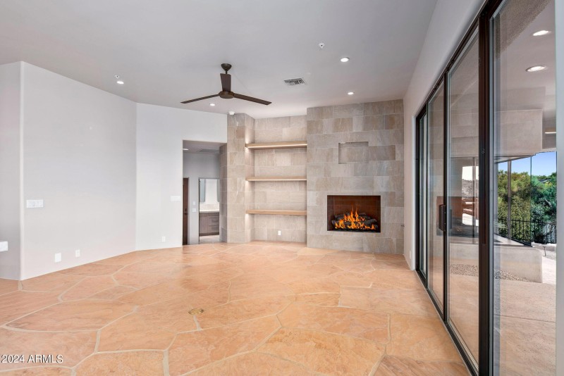 28-web-or-mls-Family Room