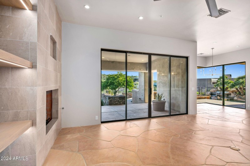 30-web-or-mls-Family Room Views