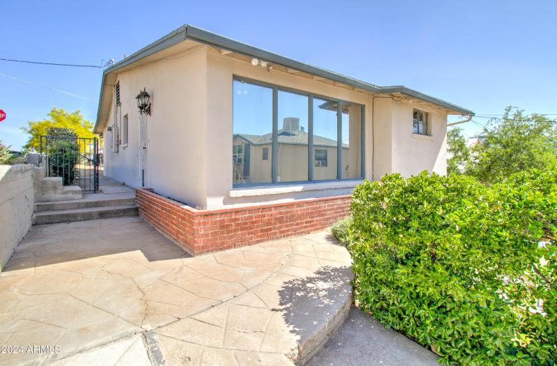 877 E Sycamore St - Bird-5