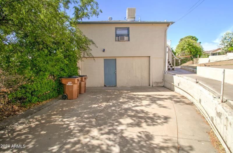 877 E Sycamore St - Bird-8