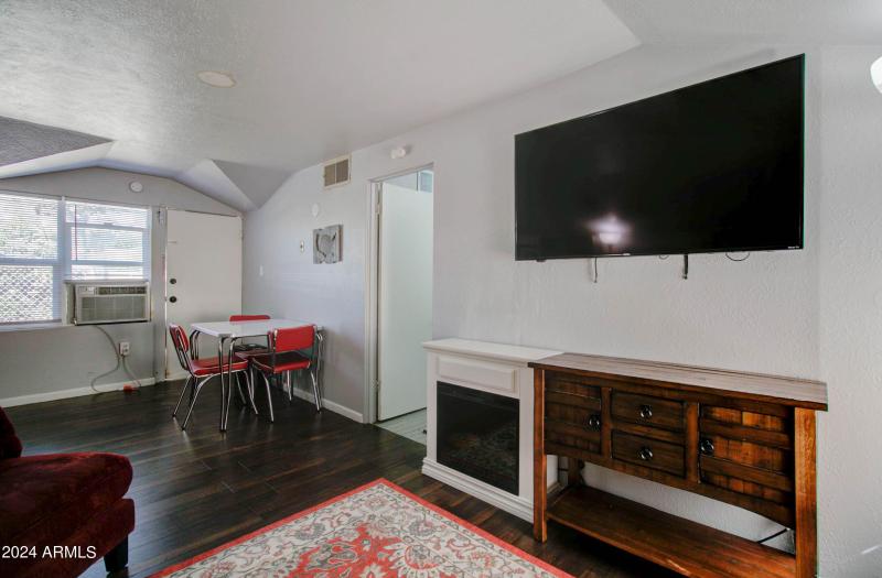 877 E Sycamore St - Bird-34