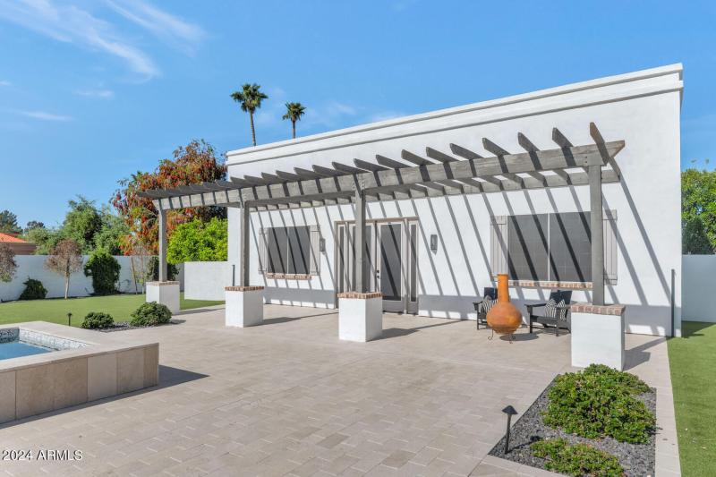 8313 E Carol Way-large-032-082-8313 E Ca