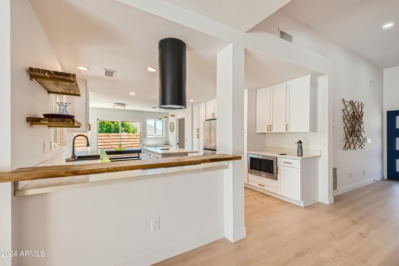 17418 E La Pasada Breakfast Area