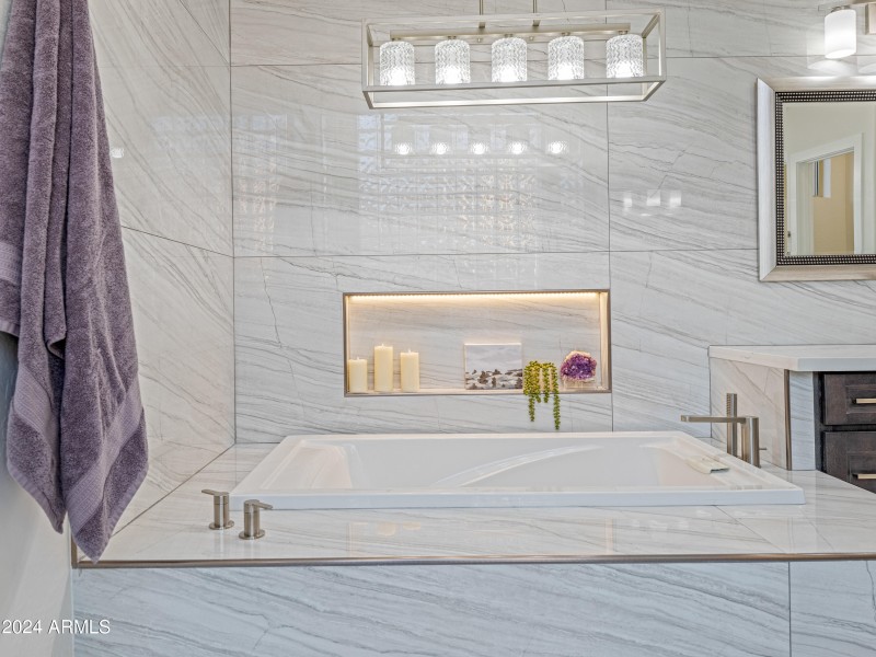 Soaking Tub w/ Lighted Niche