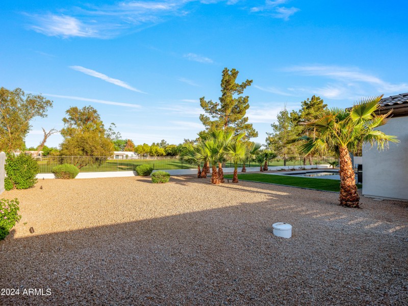 Side yard to build guest house