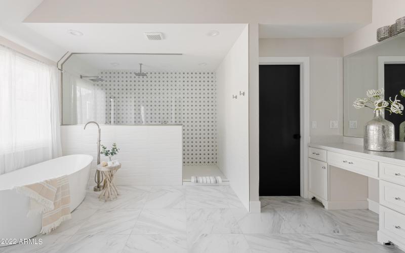 LAKOTKO_6602NPrayingMonkRd_WEB-5