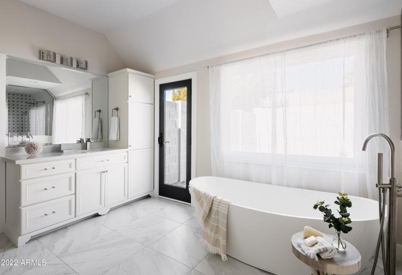 LAKOTKO_6602NPrayingMonkRd_WEB-9