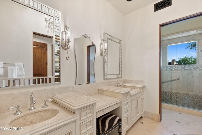 Guest house full bath