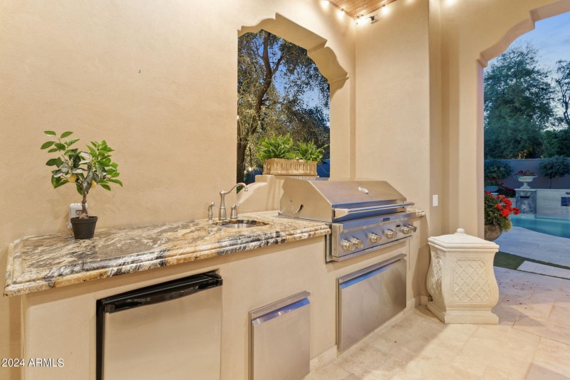 outdoor kitchen