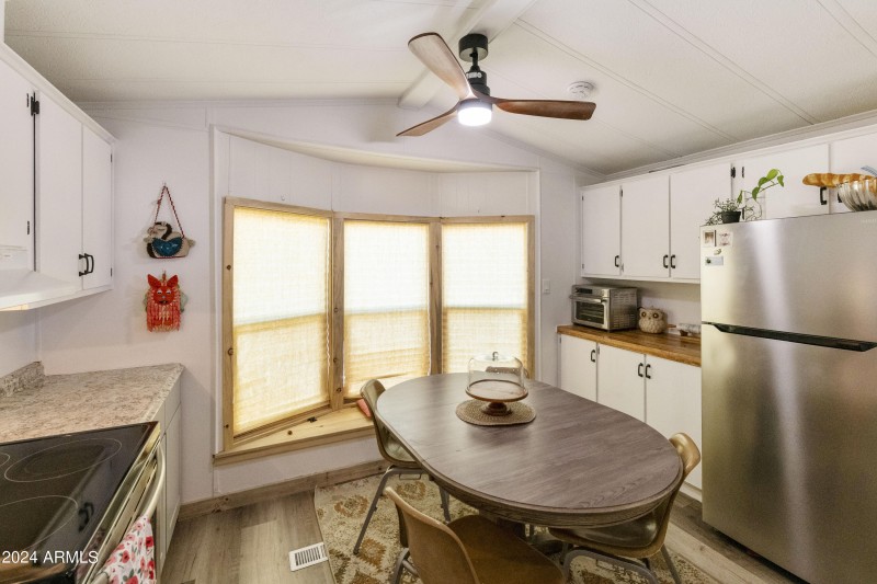 Kitchen eating area